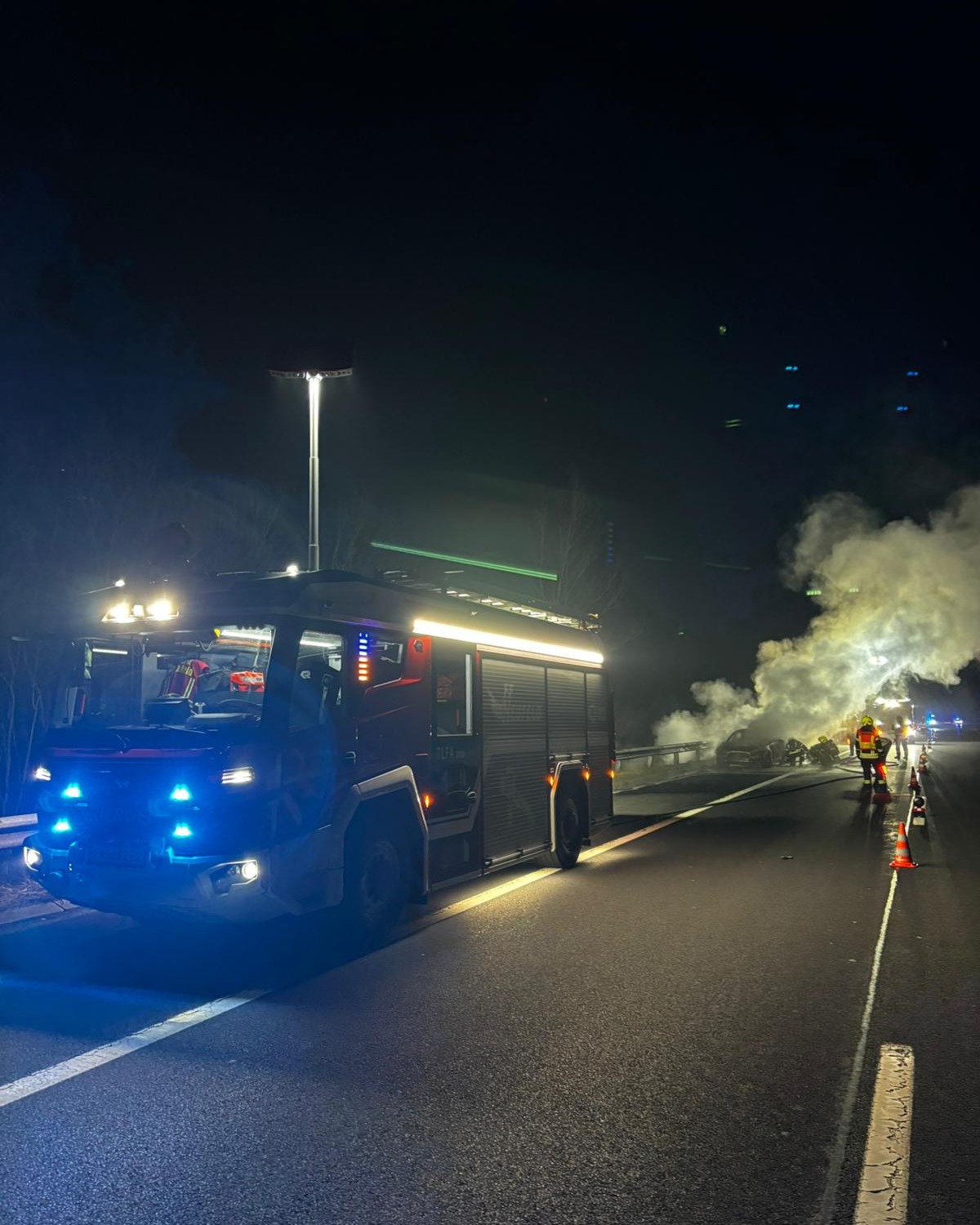 Neufeld-an-der-Leitha-Burgenland-Pkw-steht-auf-A3-Richtung-Wien-in-Vollbrand