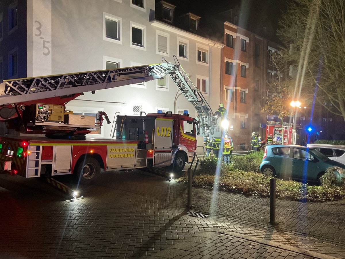 Dortmund-Nordrhein-Westfalen-Kellerbrand-zehn-Bewohner-per-Drehleiter-gerettet