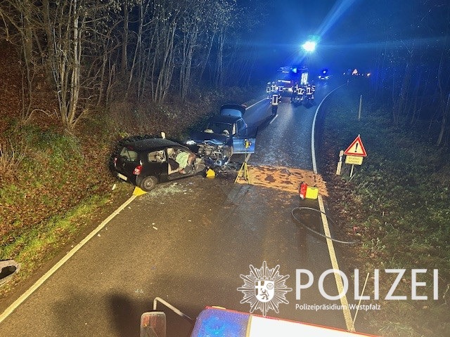 Althornbach-Rheinland-Pfalz-Auto-ger-t-in-Kurve-auf-Gegenfahrbahn-Frontalzusammenstoss