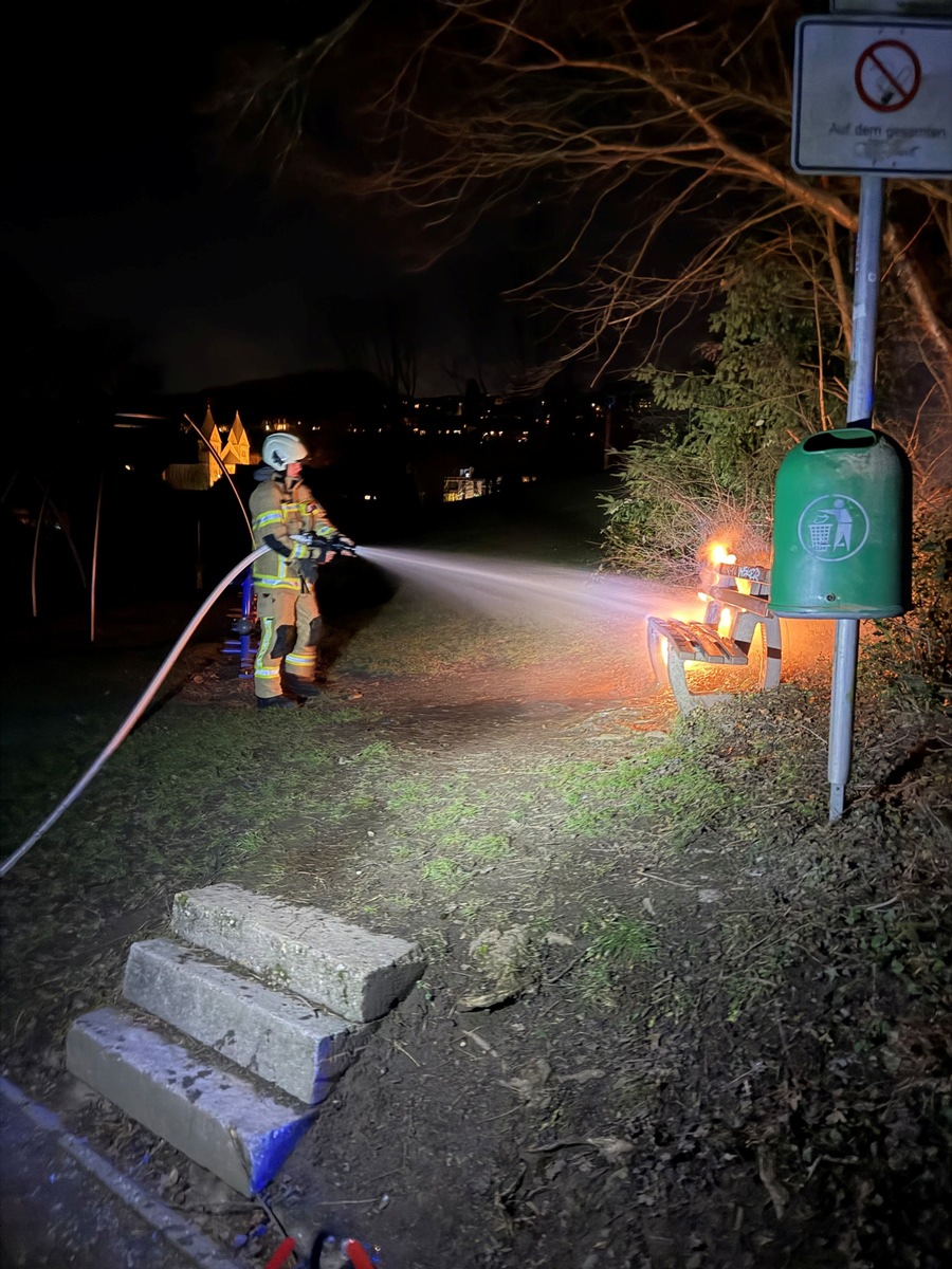 Ennepetal-NRW-Feuerwehr-l-scht-brennende-Parkbank-oberhalb-eines-Spielplatzes