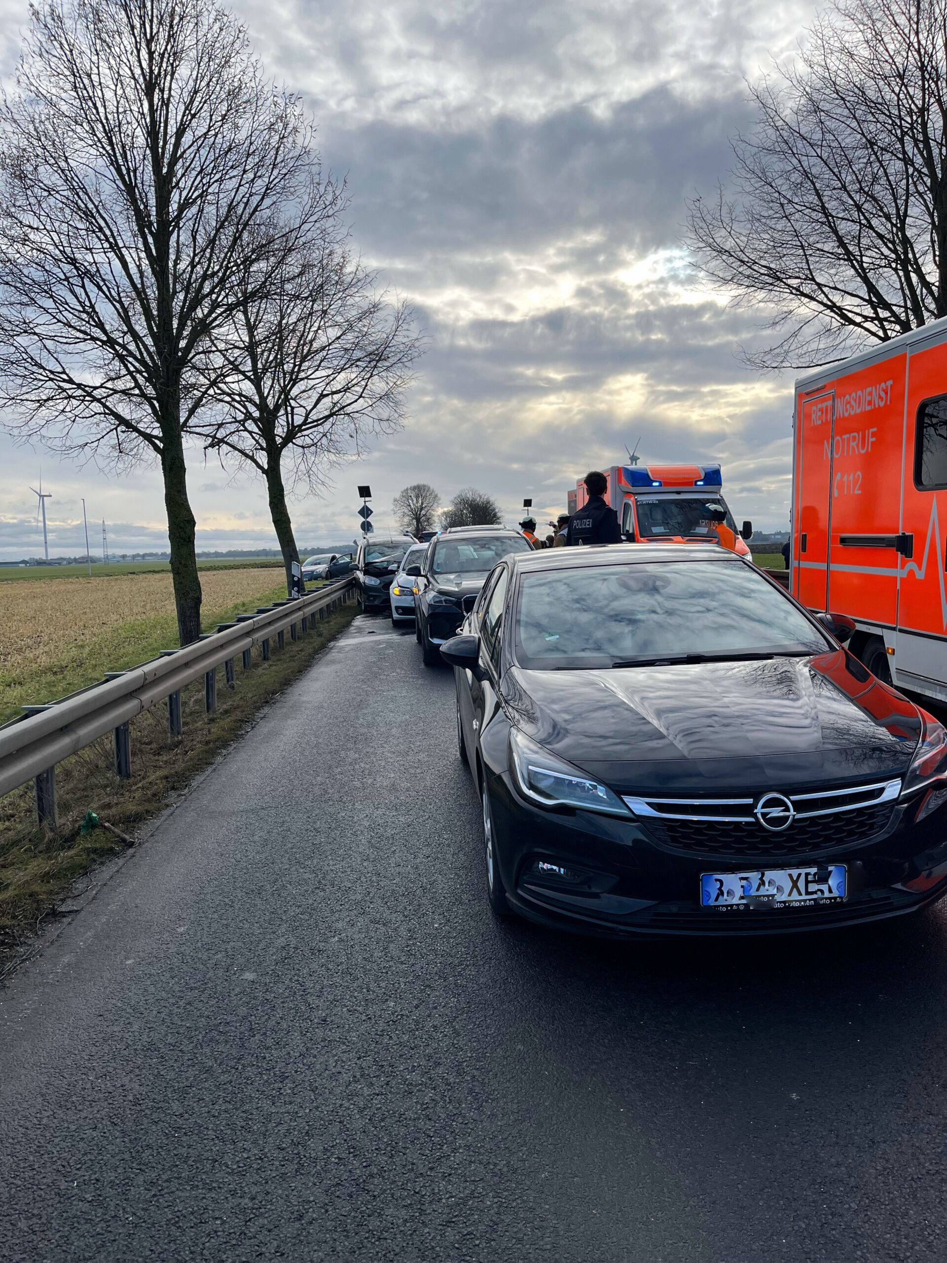 B57-NRW-F-nf-Autos-kollidieren-bei-W-rselen-auf-B57-ein-Fahrer-wird-schwer-verletzt