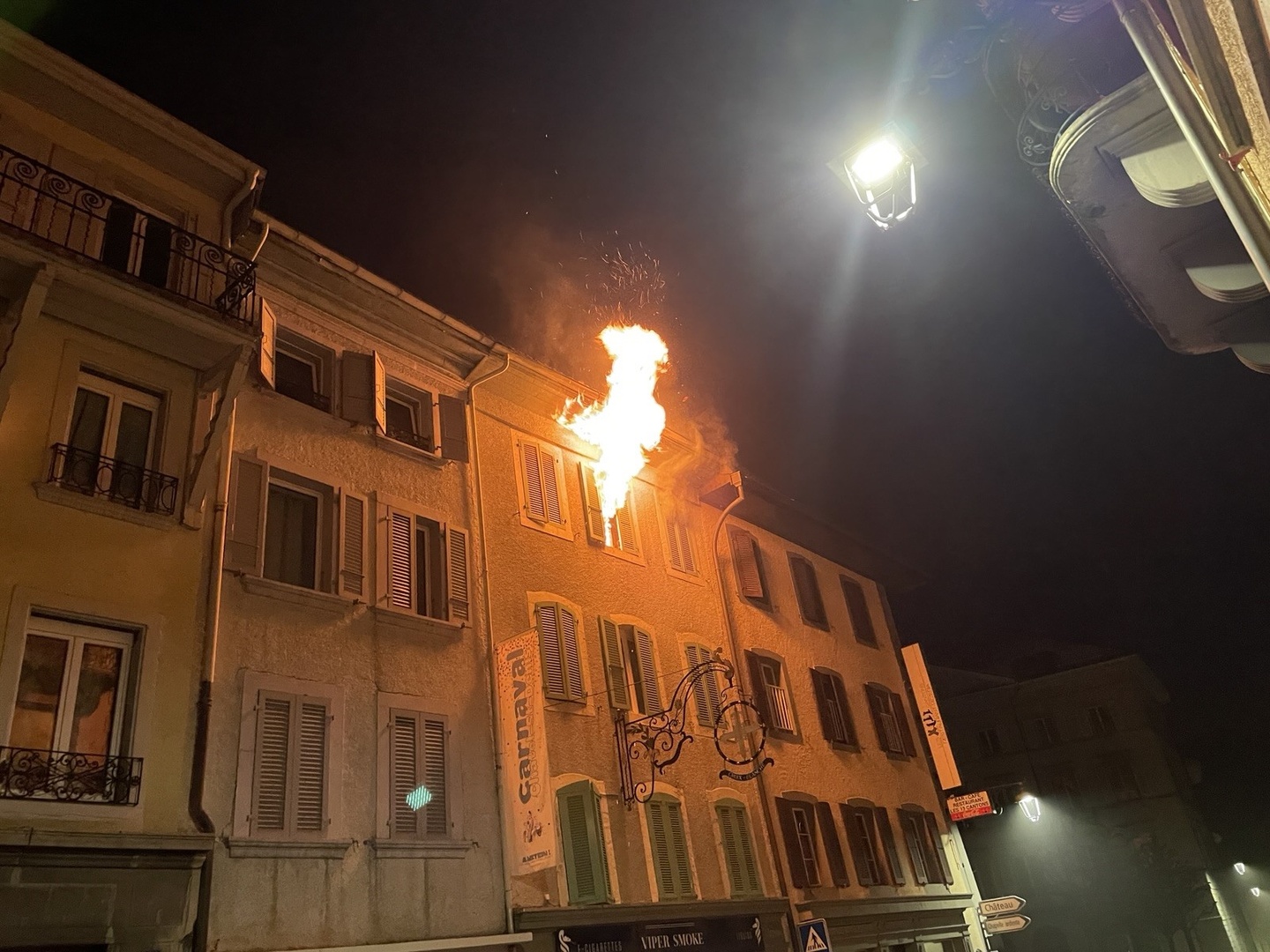 ch-tel-st-denis-fr-brand-im-mehrfamilienhaus-24-personen-evakuiert