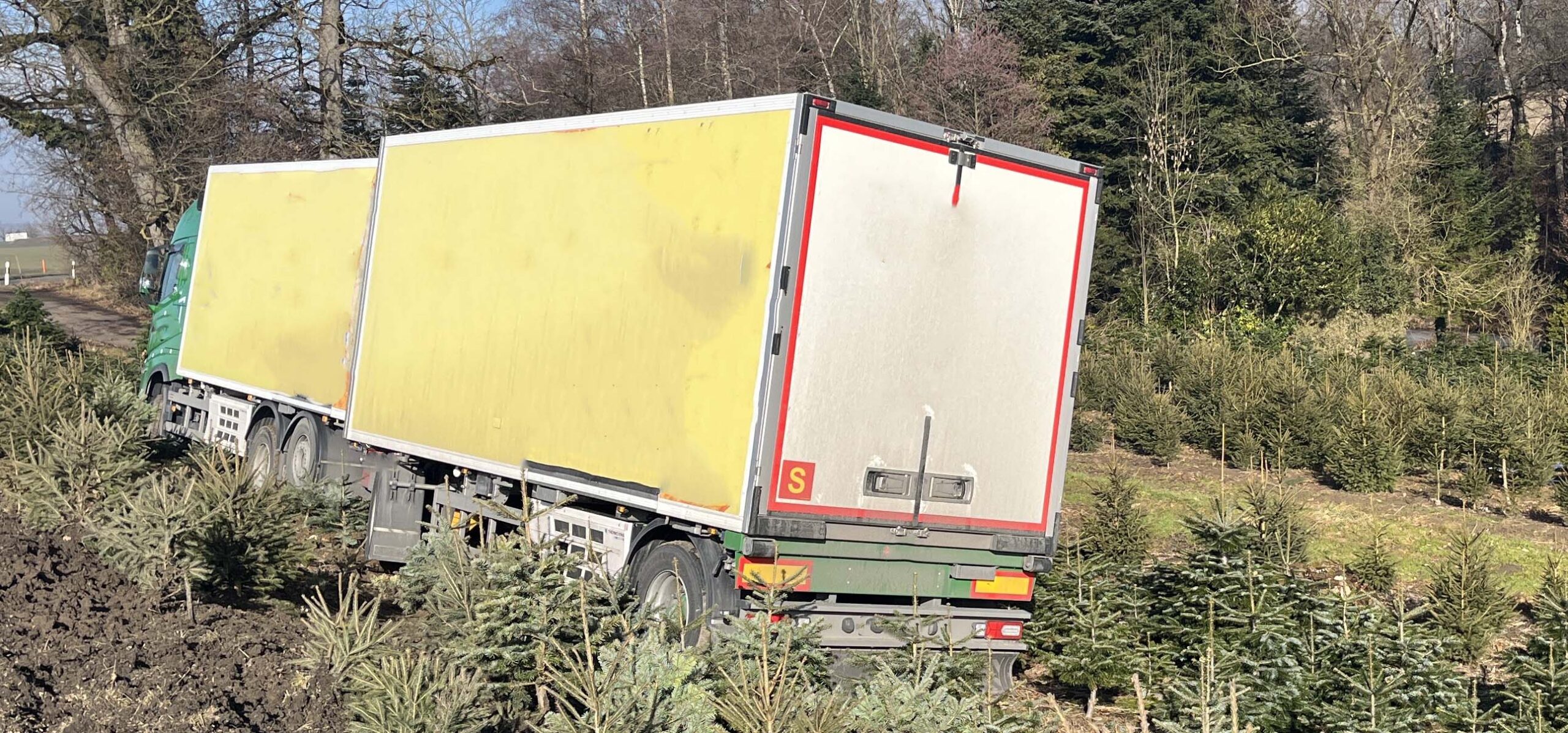 Schongau-LU-Anh-ngerzug-kommt-von-der-Strasse-ab-und-f-hrt-in-Baumschule