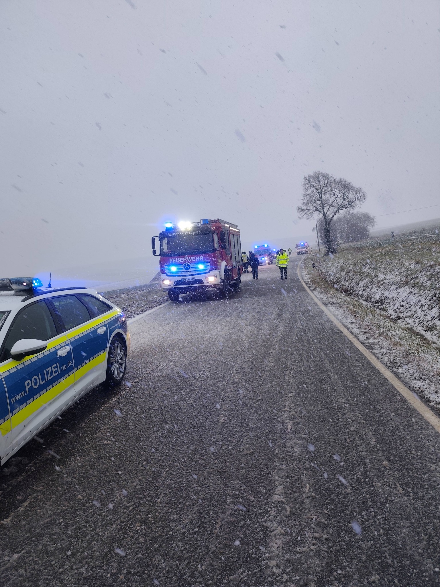 Kriegsfeld-RLP-Schulbus-verungl-ckt-bei-Schneefall-neun-Menschen-verletzt