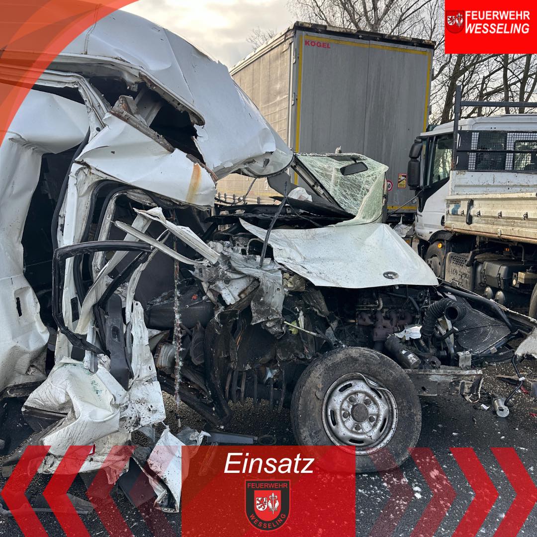 Wesseling-NRW-Schwerer-Lkw-Unfall-auf-A555-Fahrer-eingeklemmt-und-schwer-verletzt