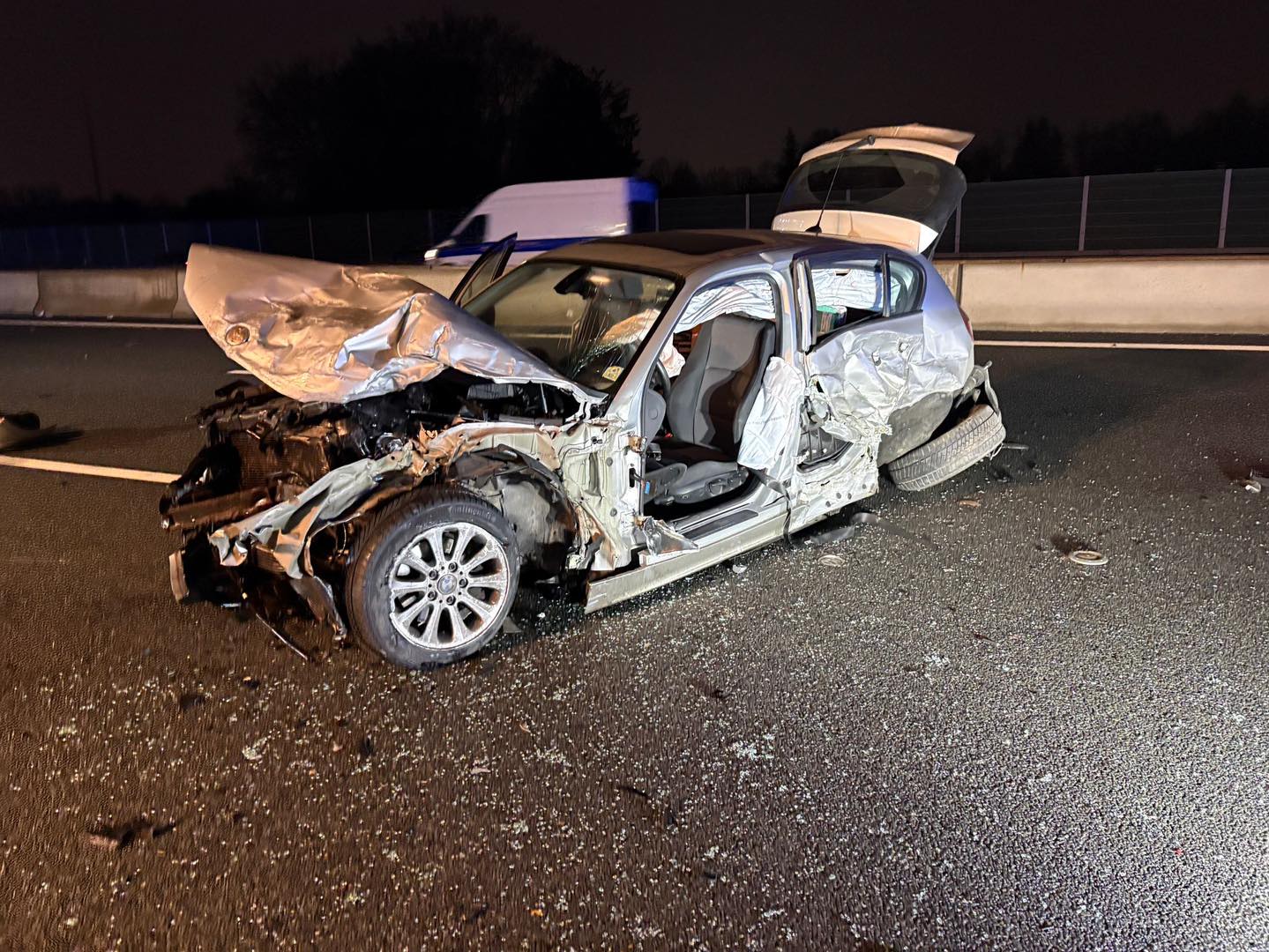Dornstadt-BW-Unfall-mit-mehreren-Pkw-auf-A8-Feuerwehr-befreit-eingeschlossene-Person