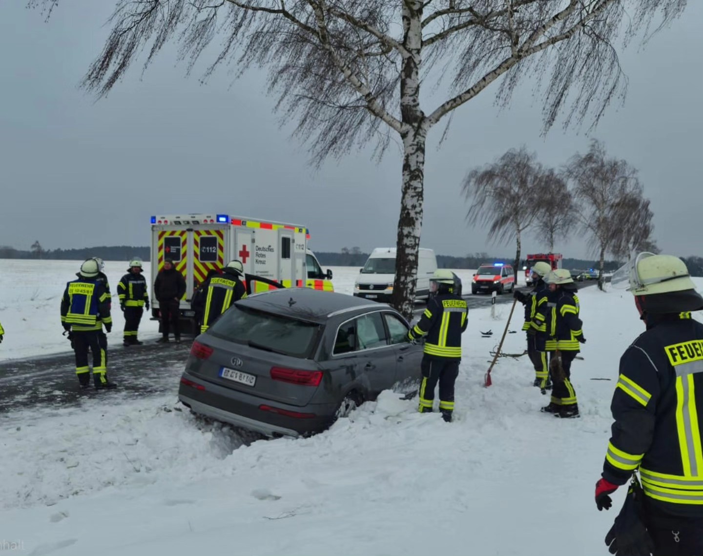 Celle-NI-Auto-kommt-auf-K26-von-Fahrbahn-ab-und-prallt-in-Schneeverwehung-gegen-Baum