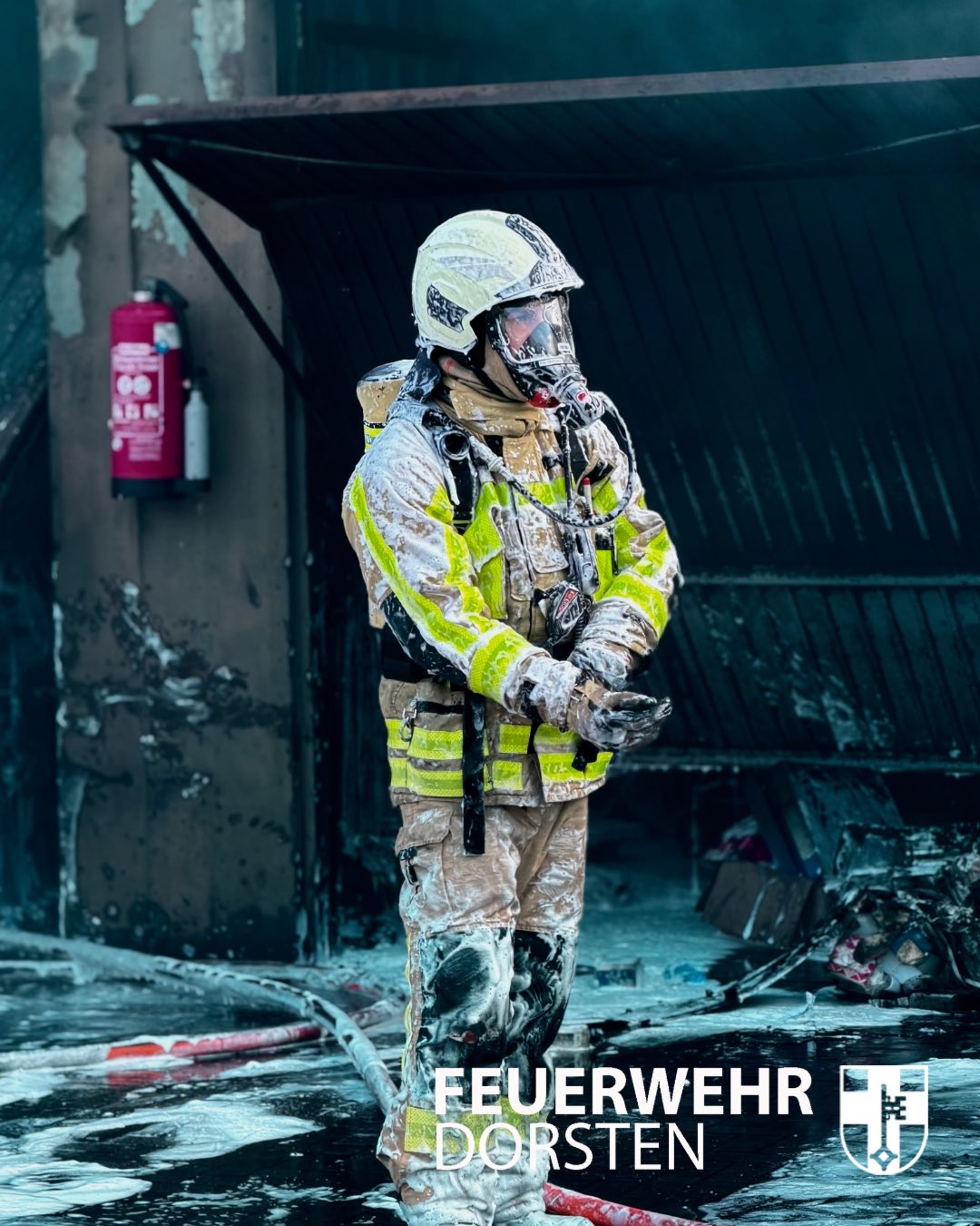 Dorsten-NRW-Vier-Garagen-in-Vollbrand-NINA-Warnung-wegen-Rauchs-ule-ausgel-st