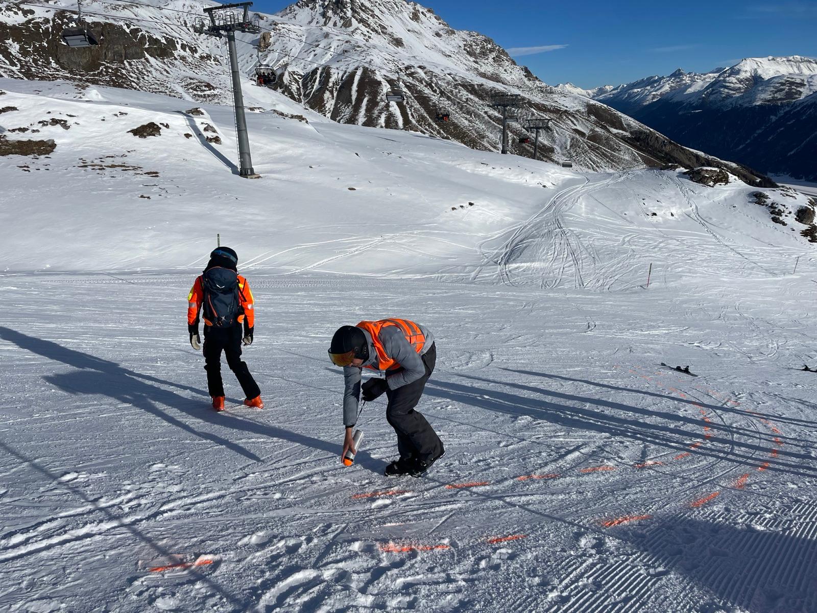 Kanton-Graub-nden-Alpinpolizei-schult-Aufnahme-bei-Ski-und-Snowboardunf-llen