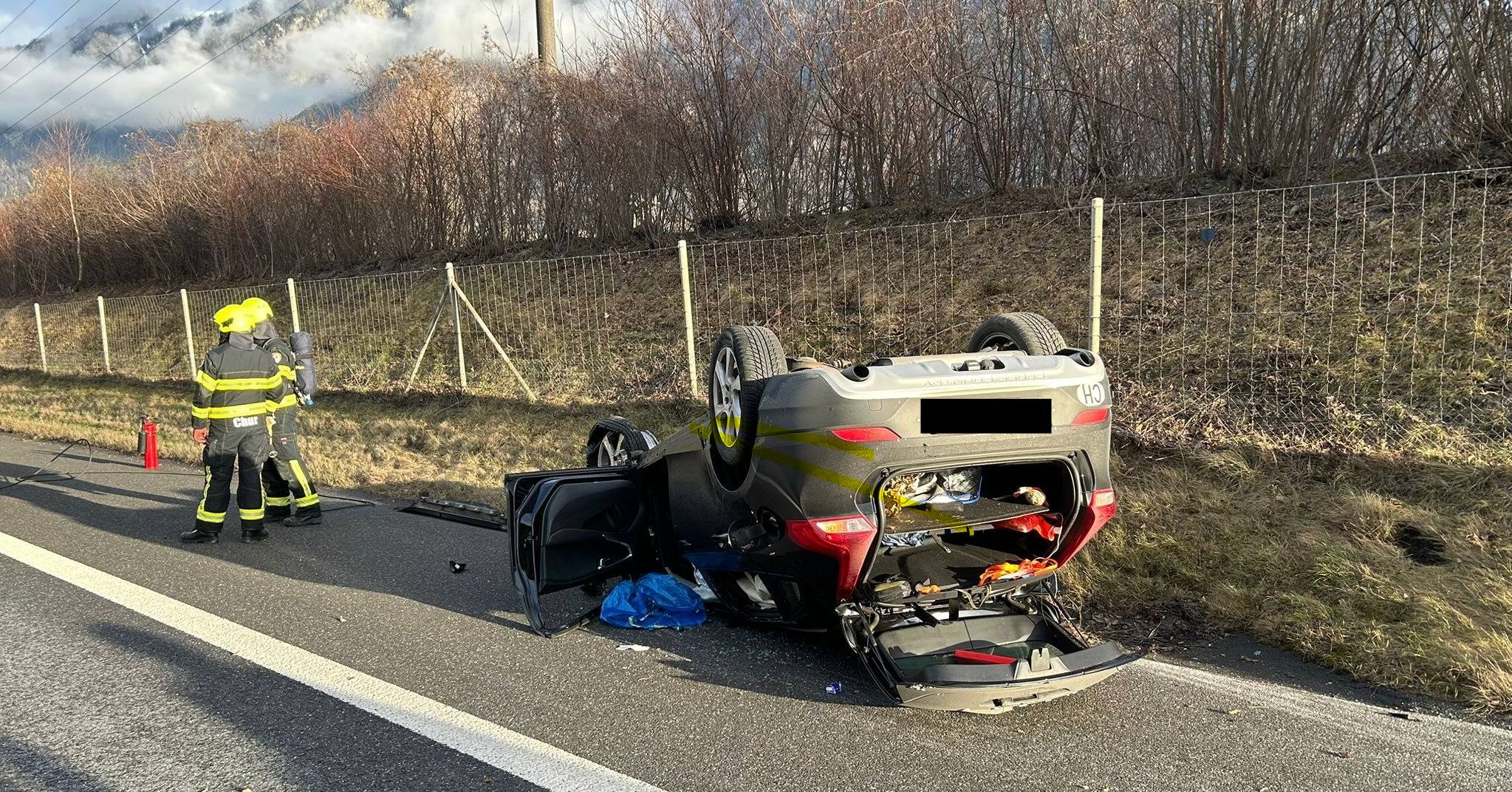 chur-gr-76-j-hriger-lenker-verunfallt-auf-a13-und-landet-mit-auto-auf-dem-dach