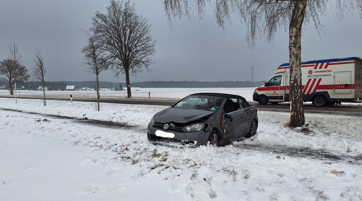 Bergen-Niedersachsen-Pkw-kommt-von-Fahrbahn-ab-und-prallt-gegen-Baum