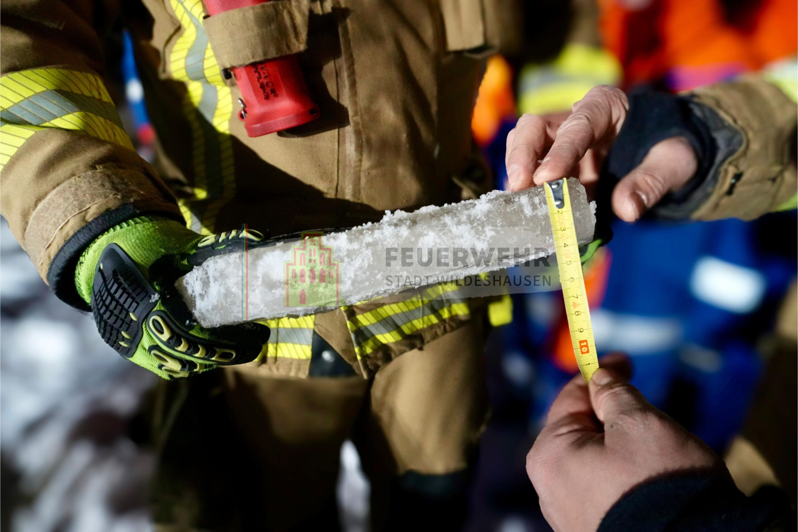 Wildeshausen-NI-Feuerwehr-bt-Eisrettung-Warnung-vor-lebensgef-hrlich-d-nnem-Eis