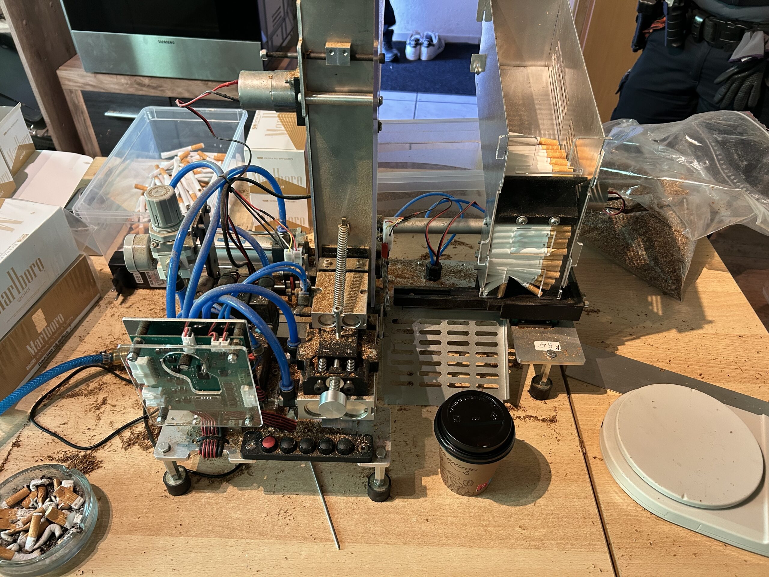 Amberg-BY-Zoll-beschlagnahmt-selbstgebaute-Zigarettenmaschine-mit-hoher-Stundenleistung