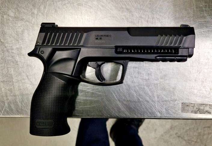 K-ln-Bonn-NRW-Schusswaffe-im-Koffer-Bundespolizei-stellt-Druckluftpistole-sicher