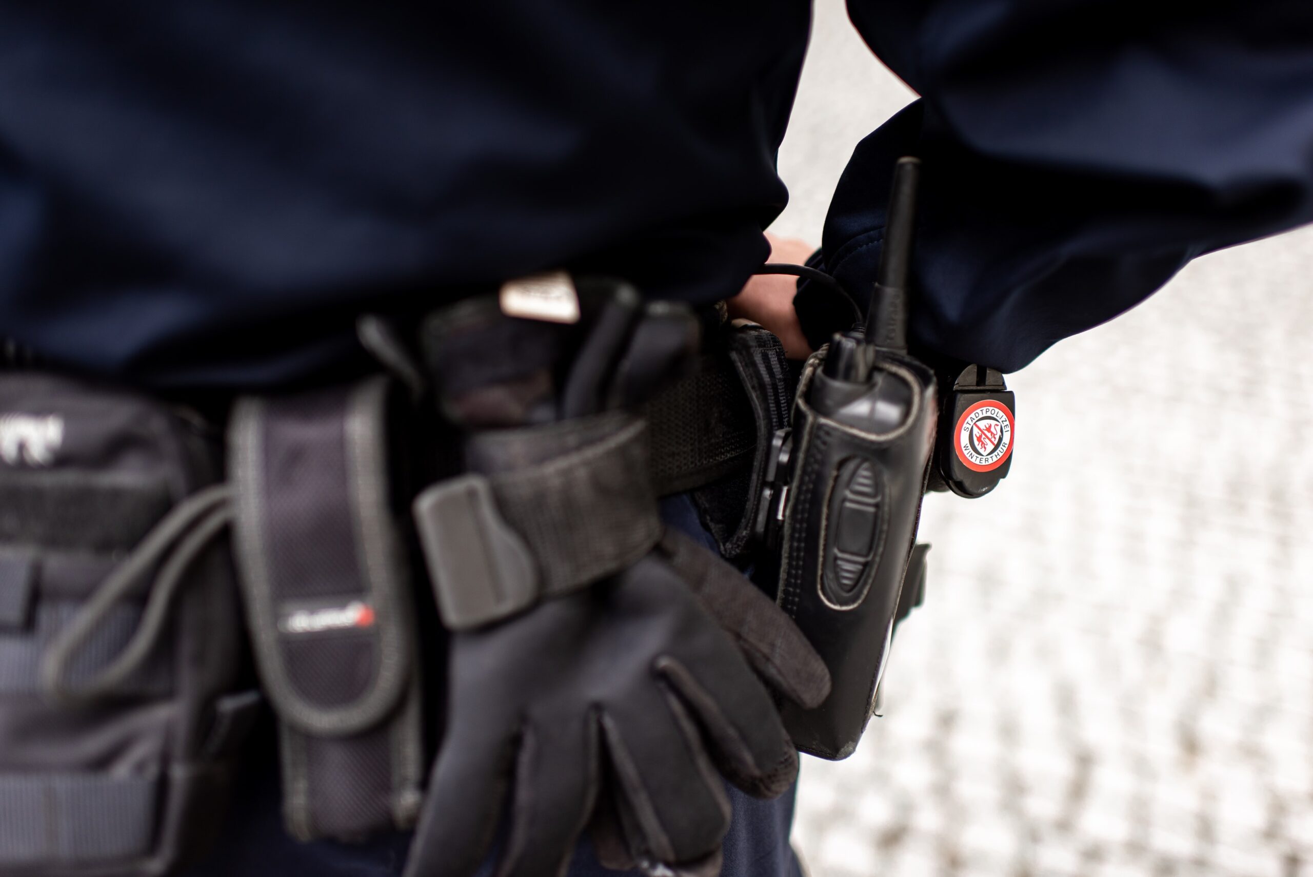 t-ss-zh-meldung-ber-sch-sse-beim-freibad-l-st-polizeigrosseinsatz-aus