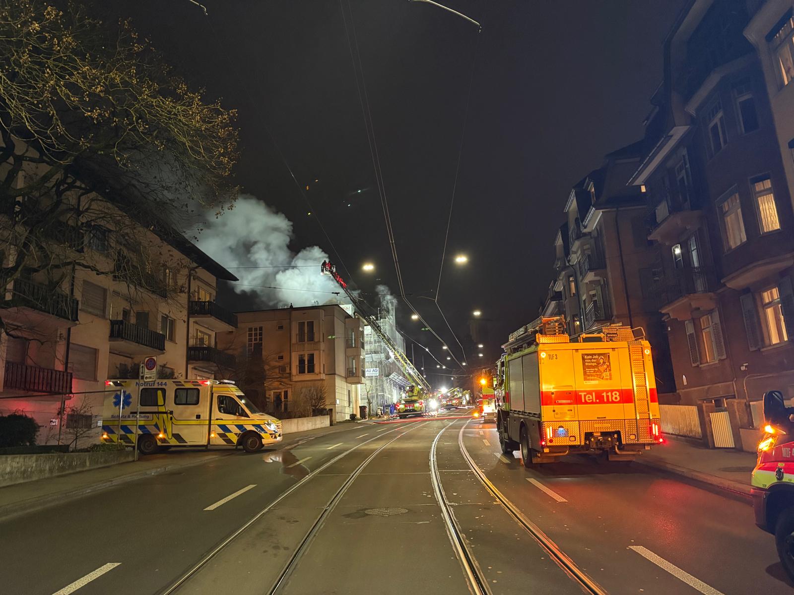 z-rich-zh-dachstockbrand-im-kreis-8-l-st-grossaufgebot-von-rettungskr-ften-aus