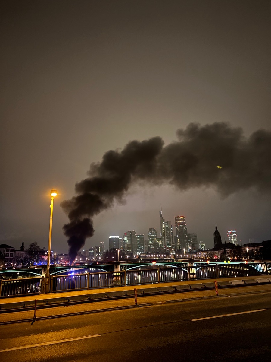 Frankfurt-am-Main-Hessen-Reisebus-am-Mainufer-brennt-vollst-ndig-aus