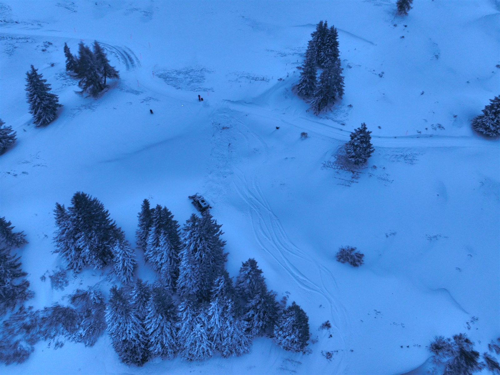 Lenzerheide GR: Dramatischer Unfall im Schnee – Raupenfahrzeug stürzt ab; Chauffeur verletzt