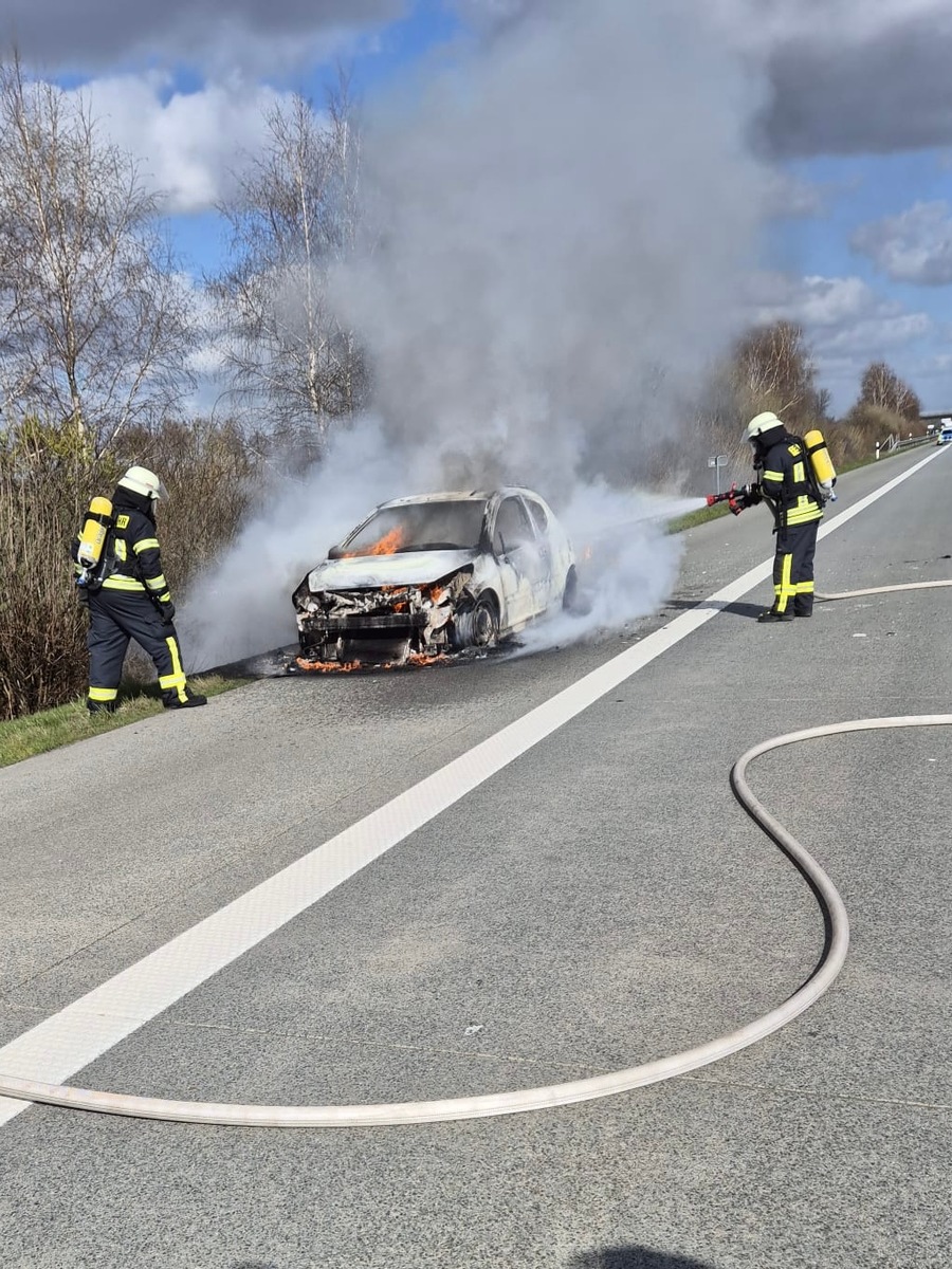 Rotenburg, Niedersachsen: Fahrzeugbrand sorgt für Sperrung der Autobahn