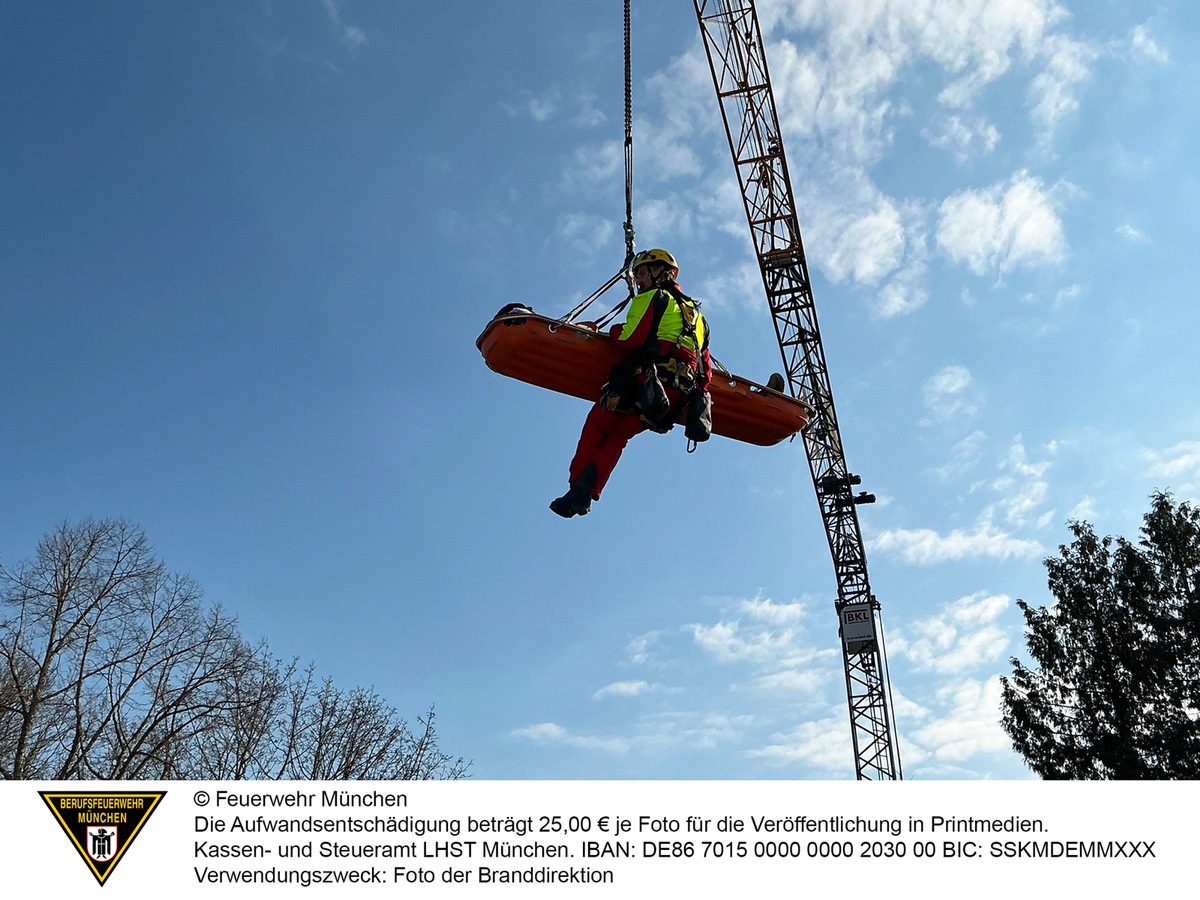 München, Bayern: Rettung in luftiger Höhe – Bauarbeiter vom Dach geborgen