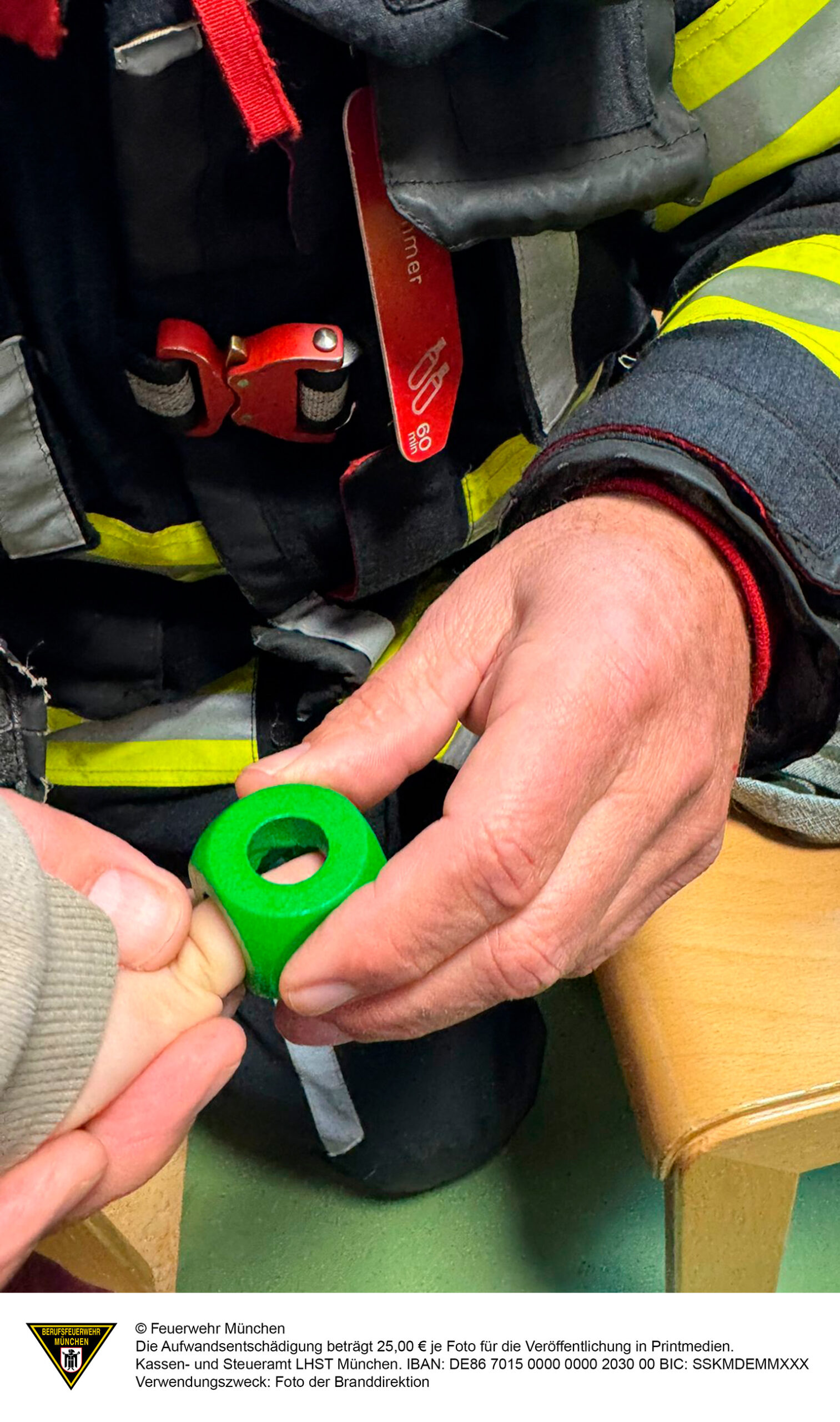 München, BY: Finger im Holzblock gefangen – Feuerwehr befreit Vierjährigen schonend