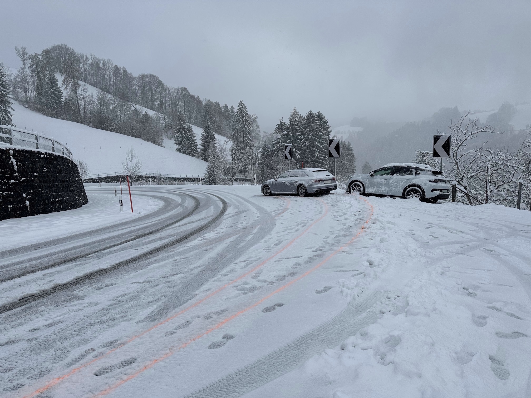 Rehetobel AR: Auto rutscht auf Schnee – Kollision mit parkiertem Fahrzeug