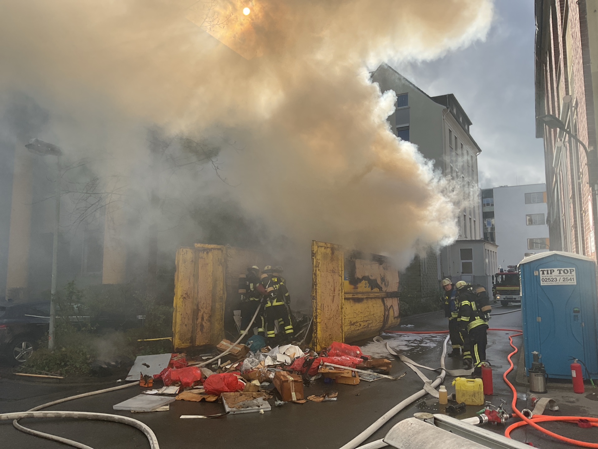 Dortmund, NRW: Sperrmüll-Container in Vollbrand setzt Klinikgelände unter Rauch