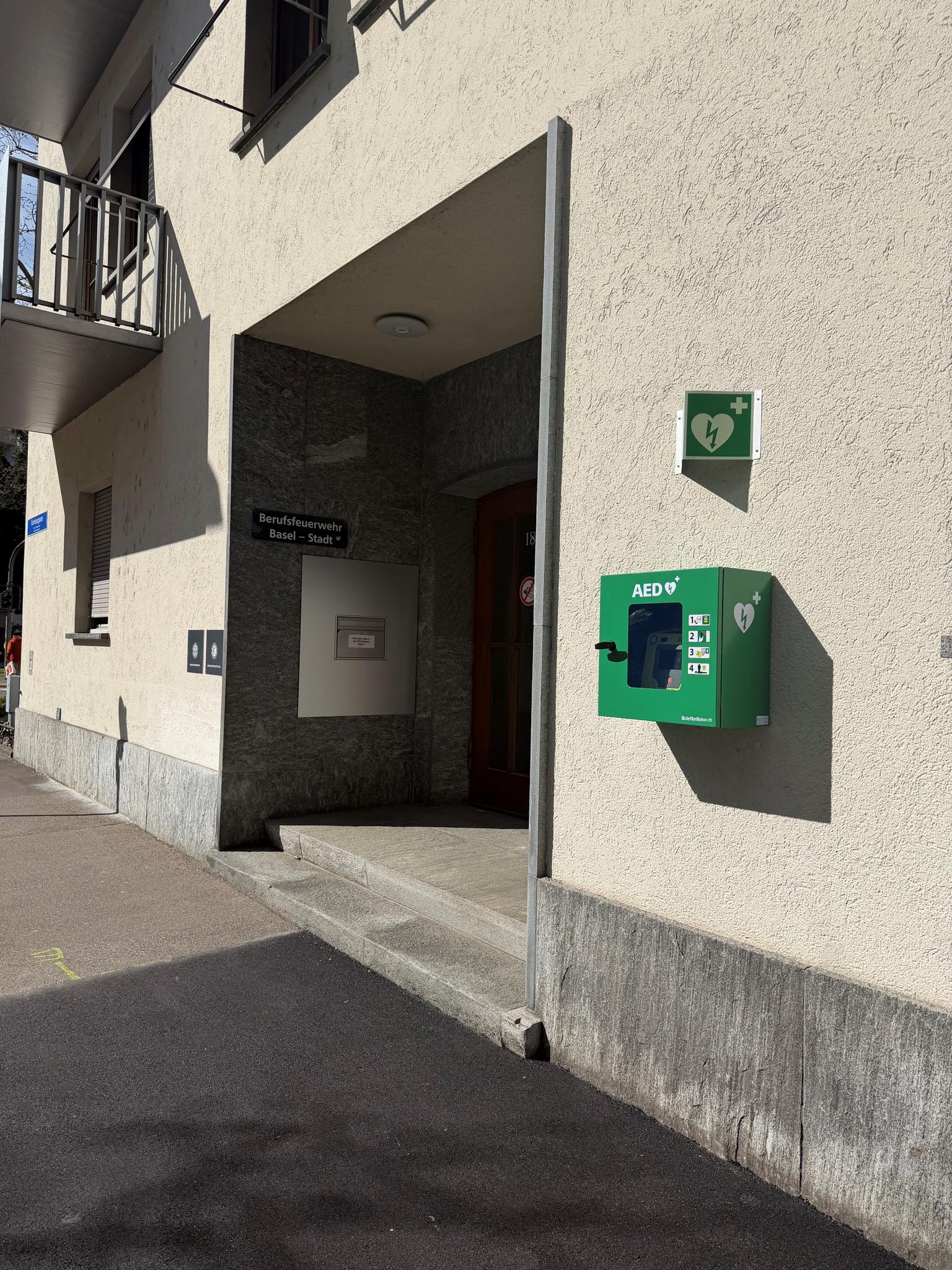 Stadt Basel BS: Neuer Defibrillator am Lützelhof – Rettungskette gezielt gestärkt