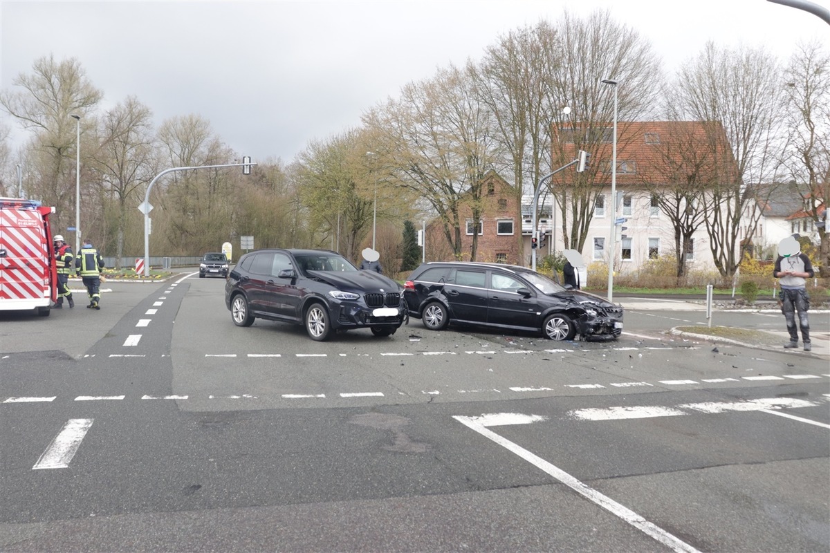 Brakel, Nordrhein-Westfalen: Unfall nach Rotlichtverstoß im Kreuzungsbereich