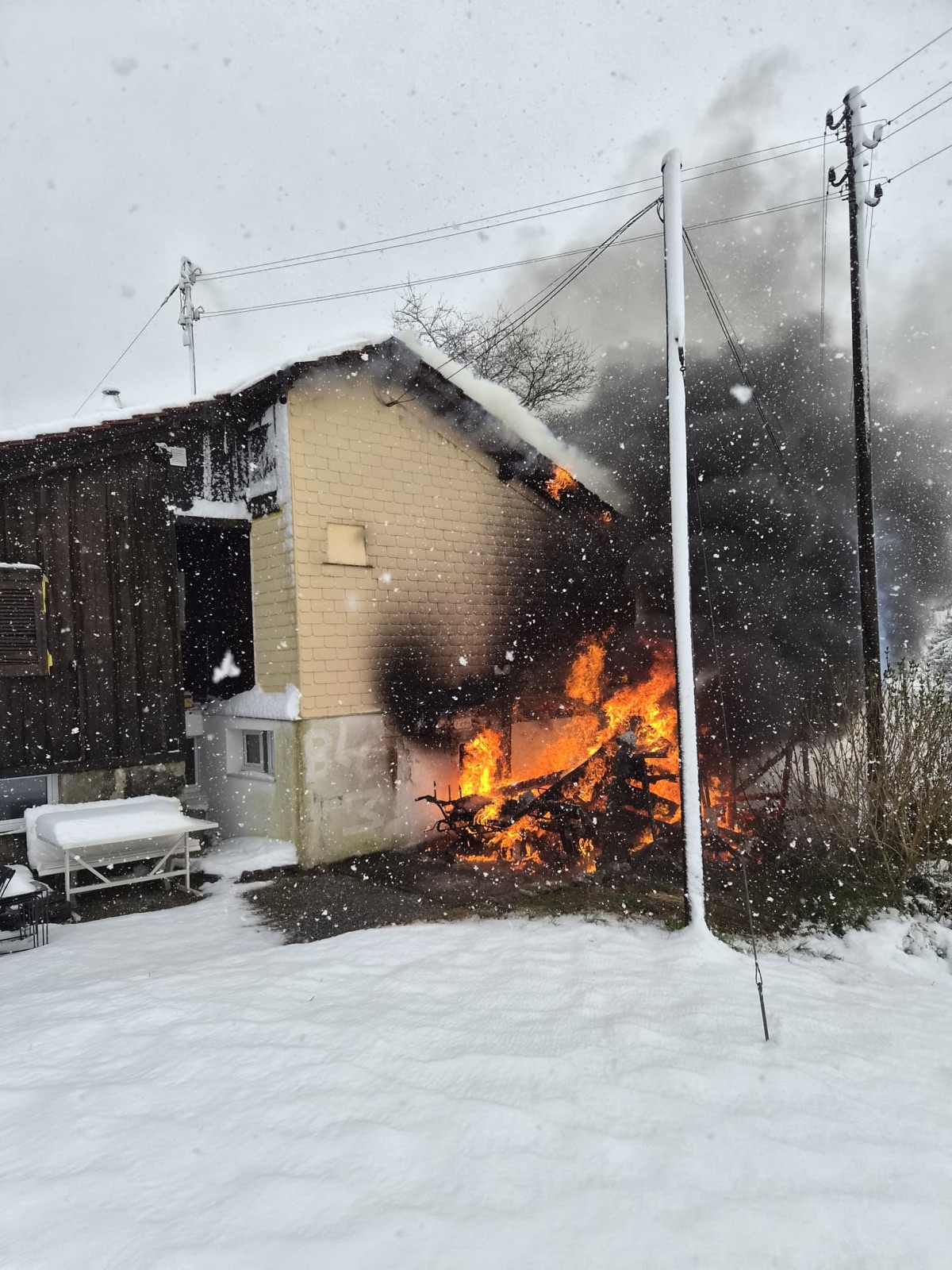 Sool GL: Ferienhaus und Scheune in Vollbrand – Gebäude droht einzustürzen