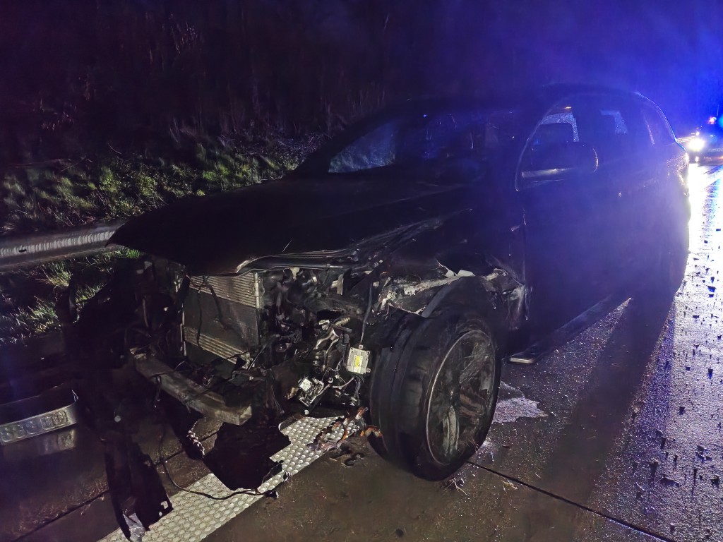 Emstek, NI: Hagelschauer bringt SUV ins Schleudern – Fahrer kracht in Leitplanke