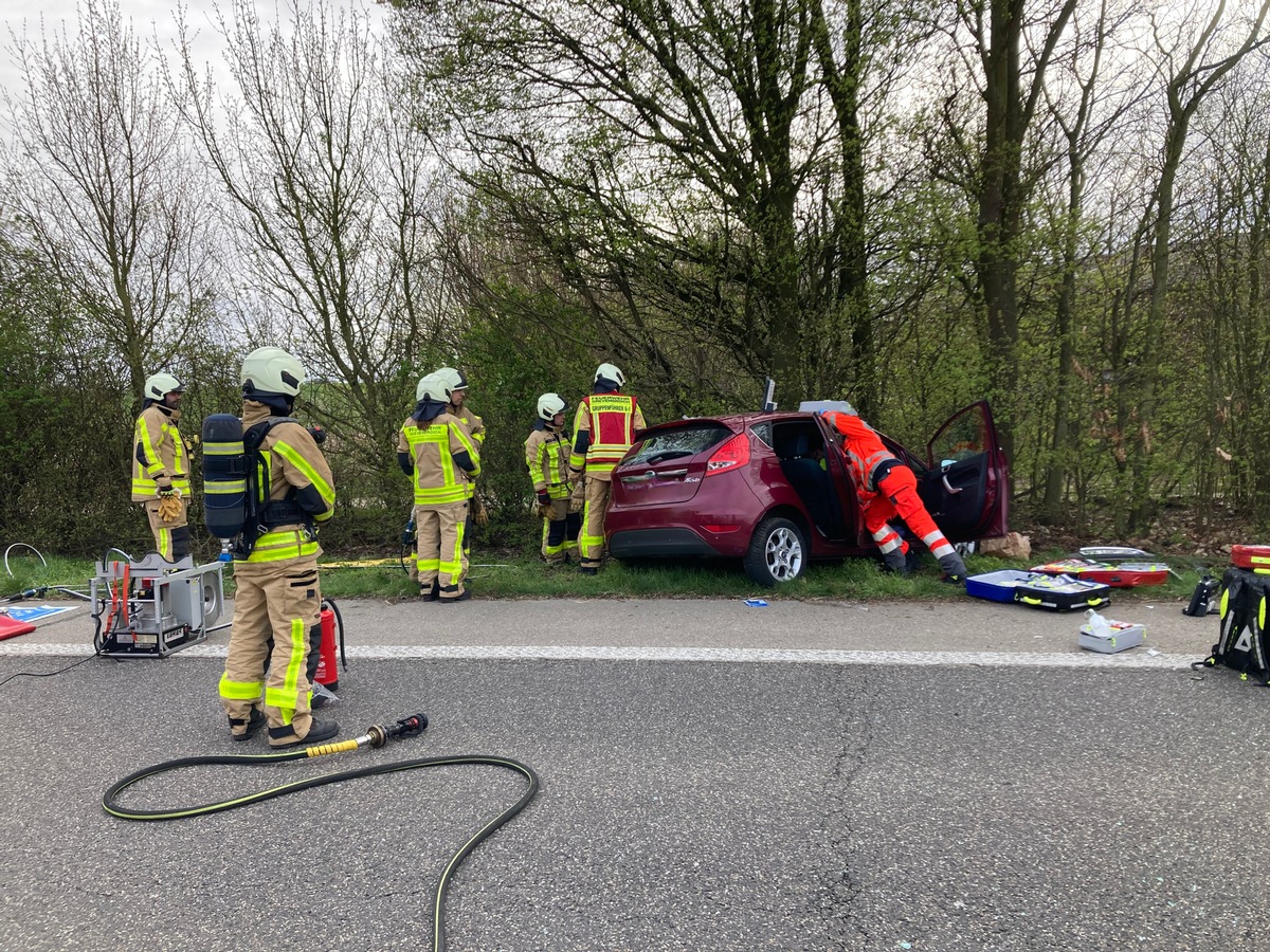 Grevenbroich, NRW: Feuerwehr rettet schwer verletzte Frau nach Unfall