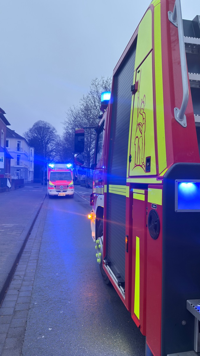 Detmold, Nordrhein-Westfalen: Feuerwehr rettet gestürzte Person per Drehleiter
