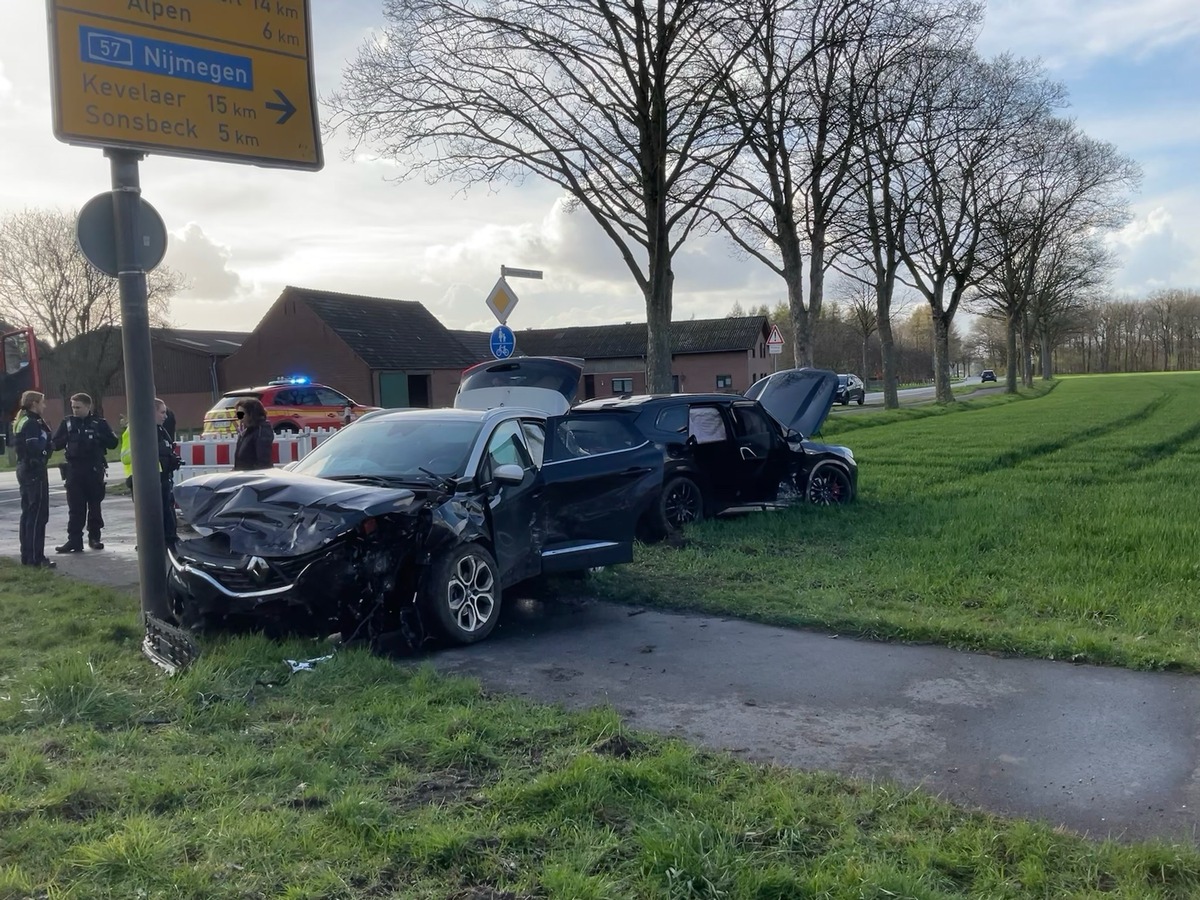 Alpen, Nordrhein-Westfalen: Crash im Kreuzungsbereich – Zwei Verletzte bei Unfall