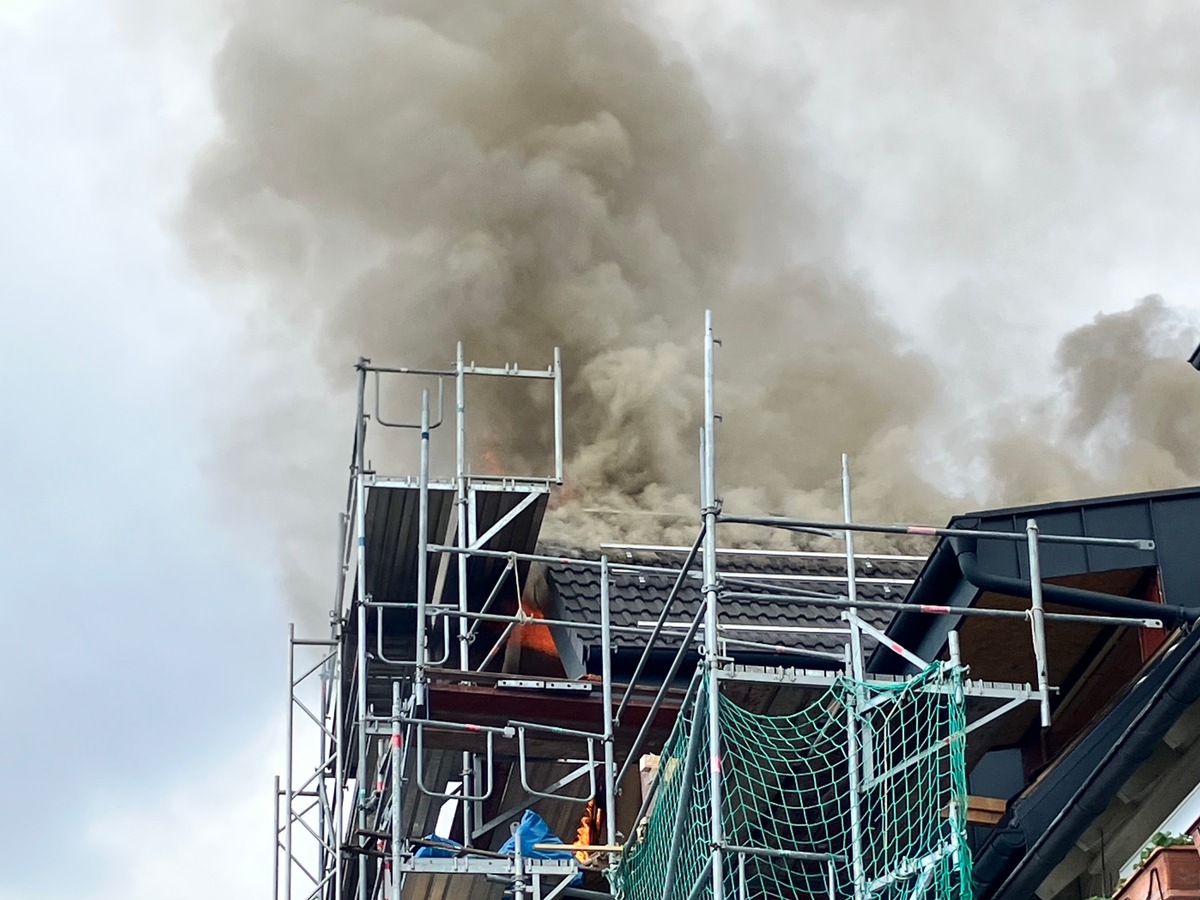 Bergisch Gladbach, NRW: Flammen im Dachstuhl – Feuerwehr im Großeinsatz