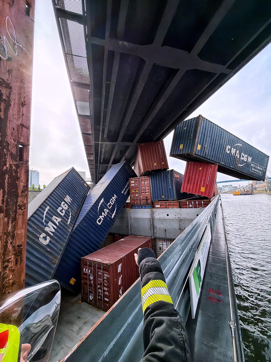Neuss, NRW: Containerschiff kollidiert mit Brücke – Großeinsatz im Hafenbecken