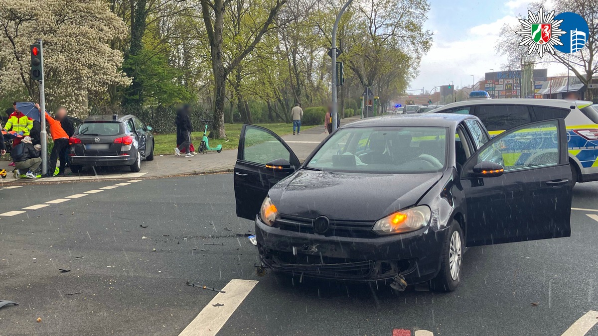 Oberhausen, Nordrhein-Westfalen: Pkw kracht nach Kollision gegen Stromkasten