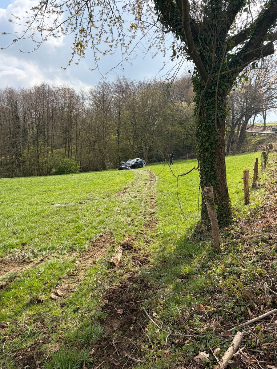 Hennef, Nordrhein-Westfalen: Pkw rast über Wiese – Großeinsatz nach Unfall
