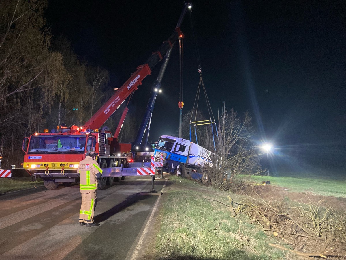 Höxter, NRW: VW-Fahrerin prallt gegen Gefahrgut-Lkw – im Wrack eingeklemmt