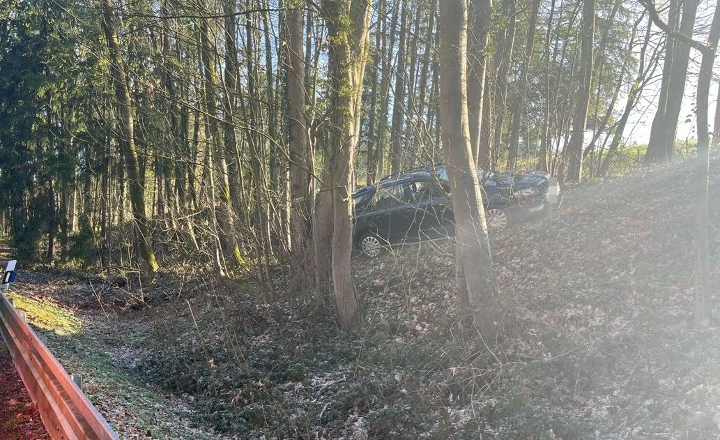 Coesfeld, Nordrhein-Westfalen: Pkw kommt von Straße ab und landet in Böschung