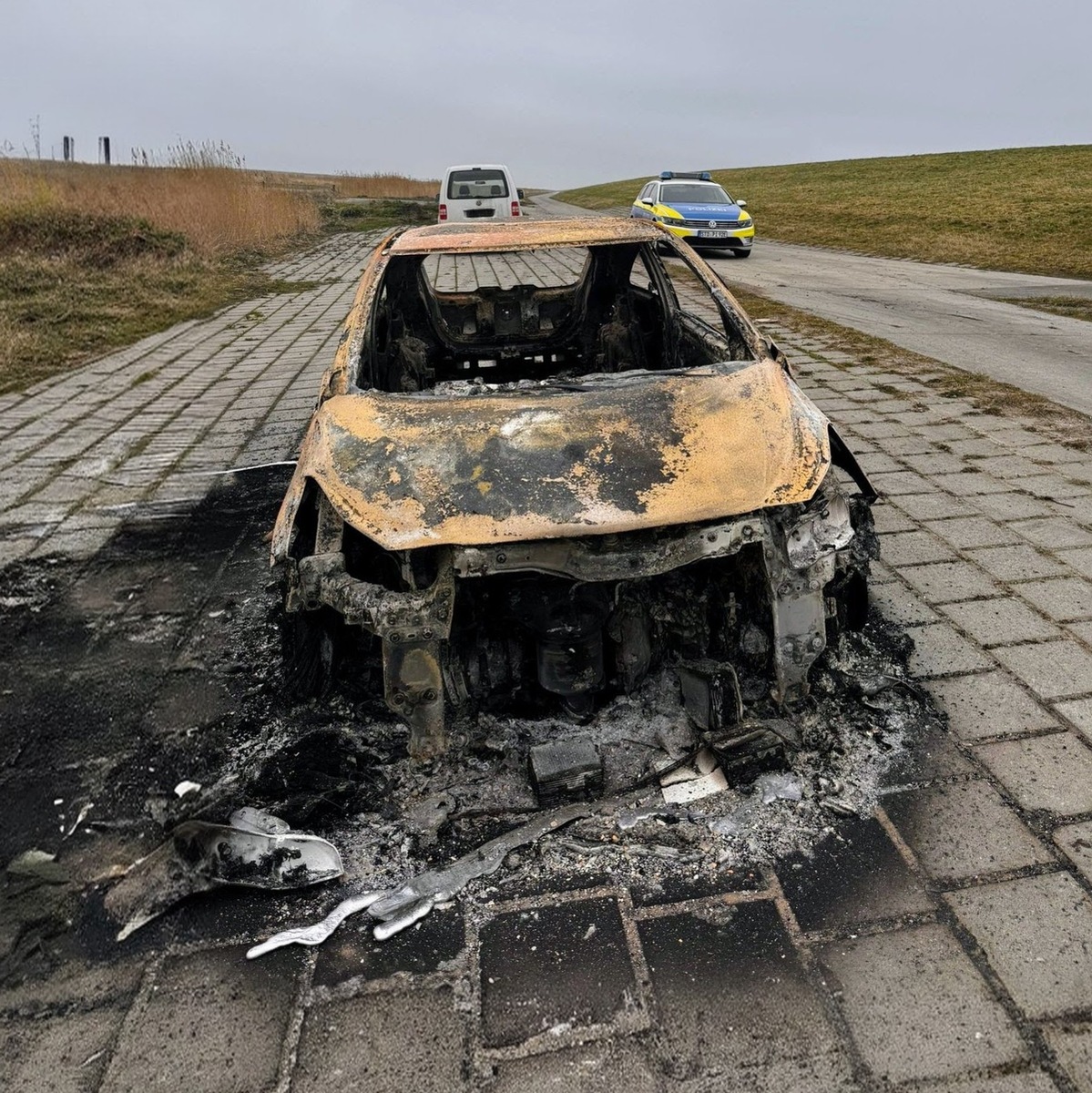 Stade, Niedersachsen: Unfall, Flucht und Feuer – gestohlener Wagen ausgebrannt entdeckt