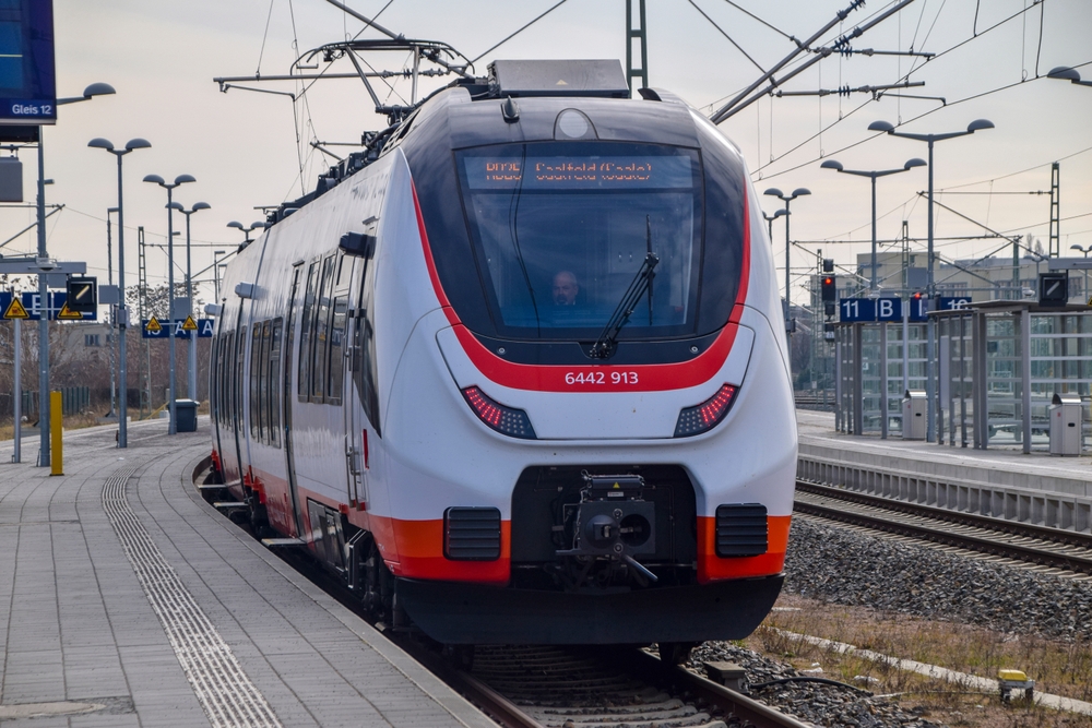Halle (Saale), Sachsen-Anhalt: Mann fährt auf S-Bahn-Kupplung mit – Festnahme