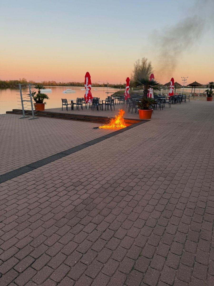 Xanten, Nordrhein-Westfalen: Feuerwehr nach brennender Mülltonne im Einsatz