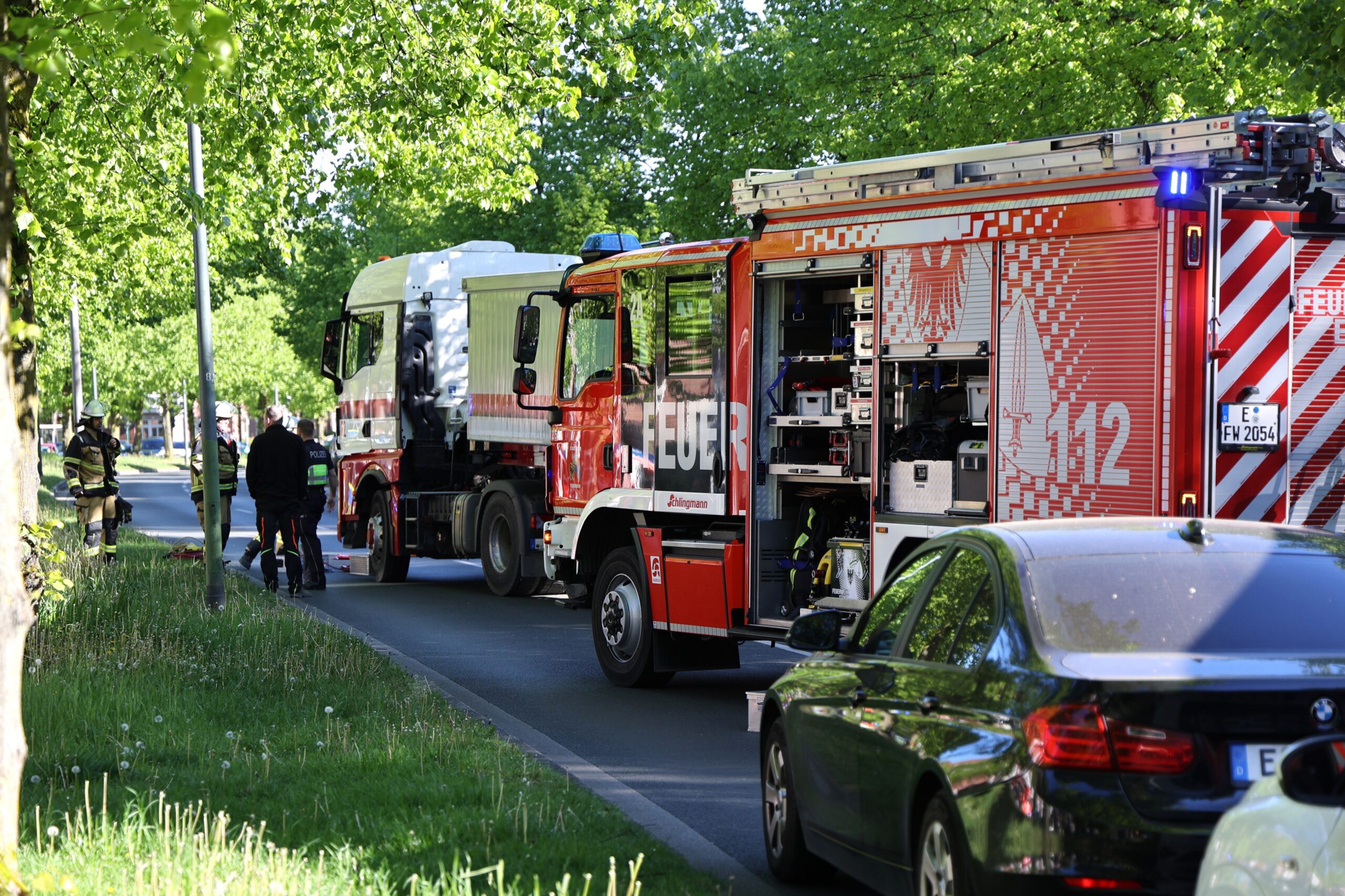 Essen, NRW: Fußgänger von Lkw erfasst und eingeklemmt – Feuerwehr im Großeinsatz
