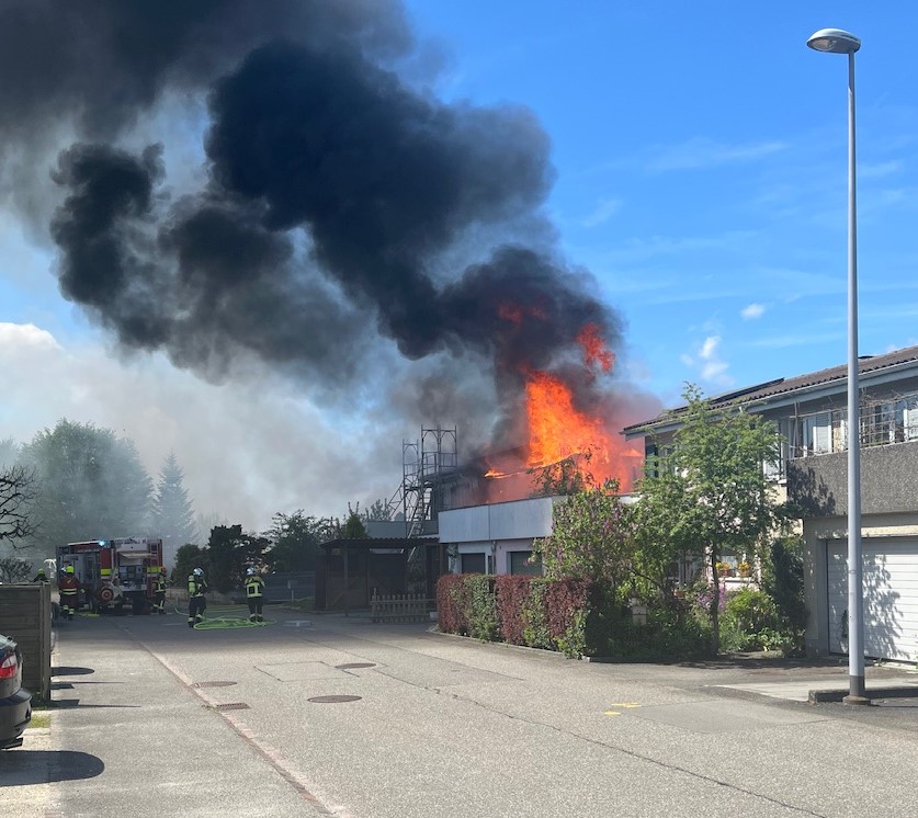 Arch BE: Reiheneinfamilienhaus in Vollbrand – Gebäude unbewohnbar