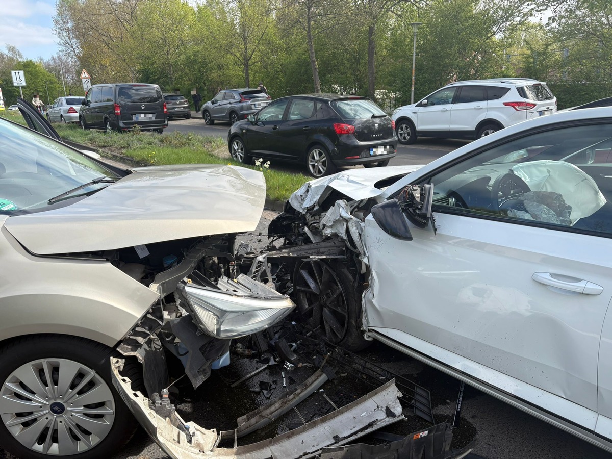 Buxtehude, Niedersachsen: Frontalunfall auf Stader Straße – sechs Verletzte