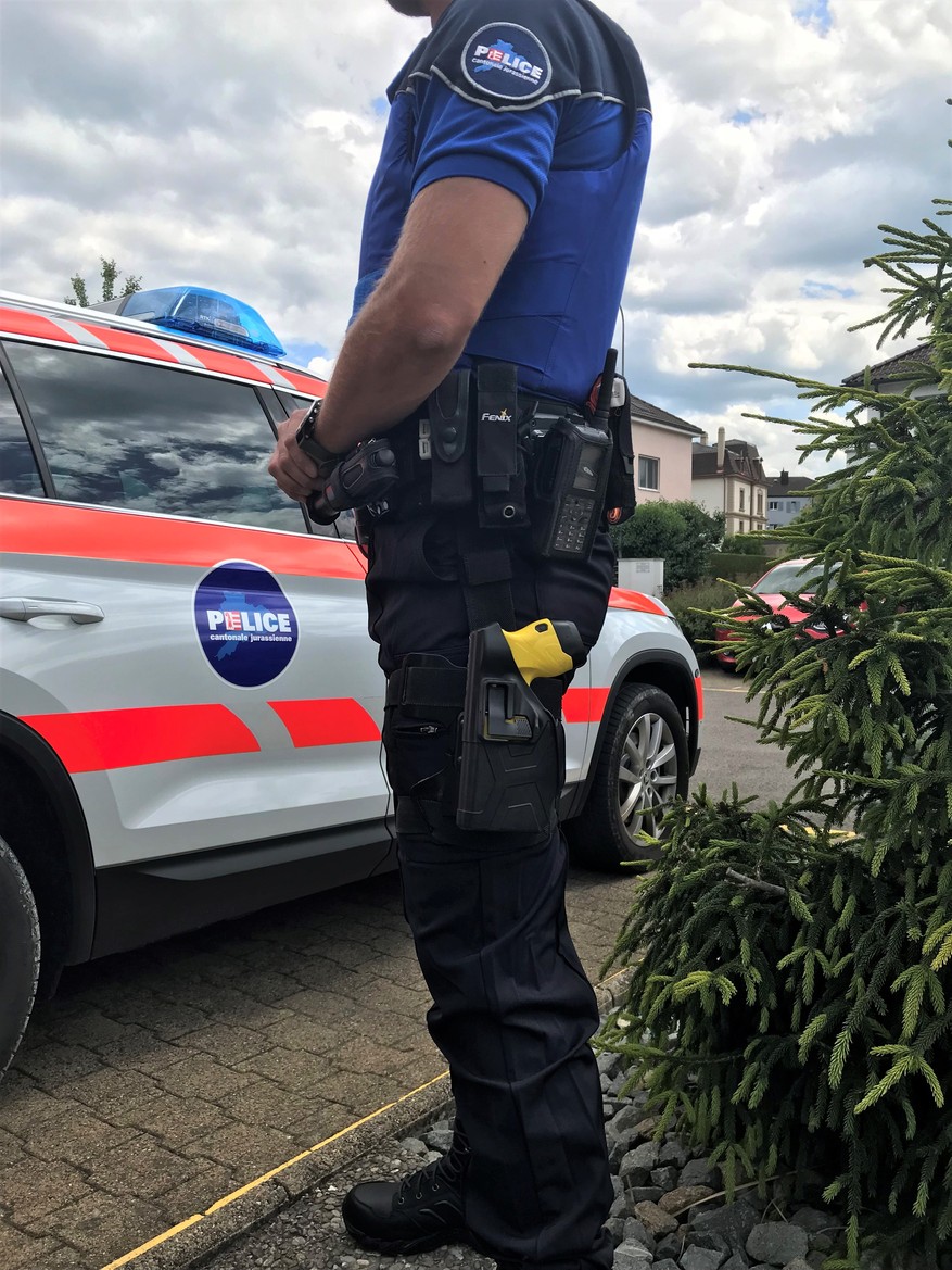 Bassecourt JU: Auto erfasst Fussgängerin beim Denner – Person schwer verletzt