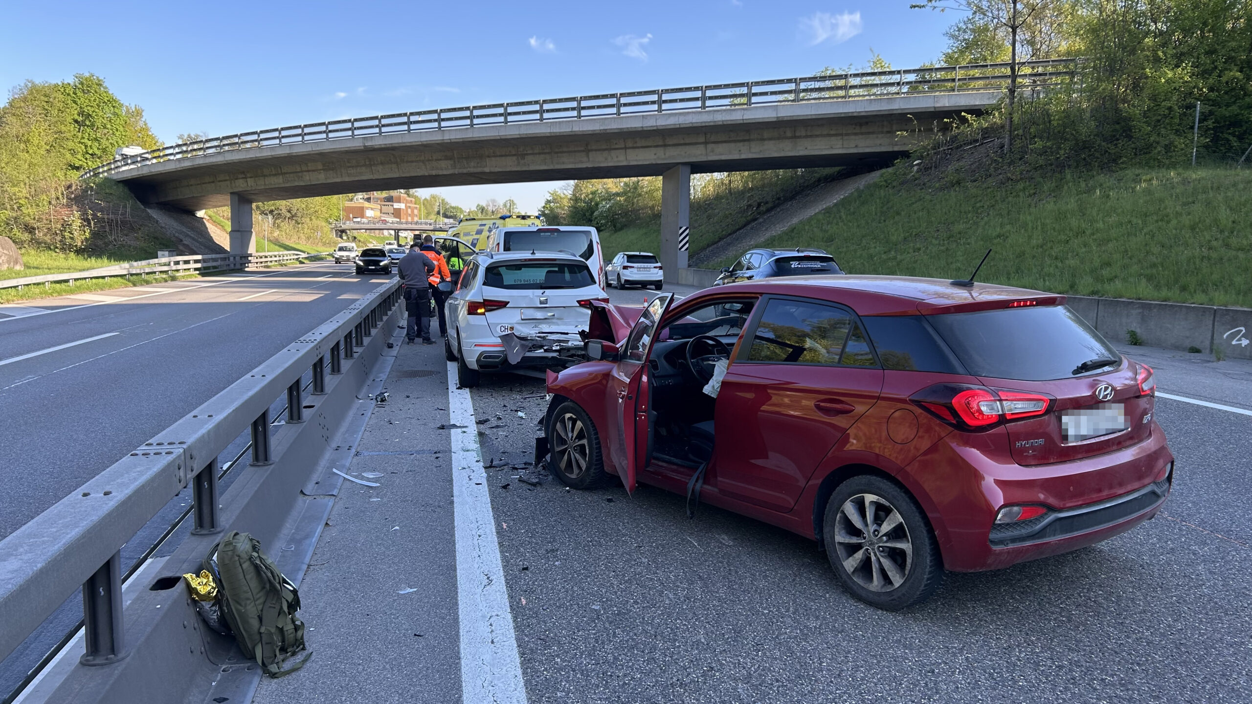 Muri bei Bern BE: Lieferwagen und zwei Autos kollidieren auf A6 – Verletzte im Spital