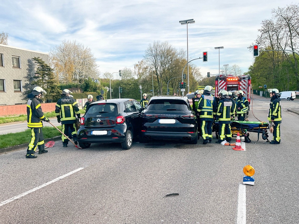 Bochum, Nordrhein-Westfalen: Drei Verletzte nach Unfall auf Berliner Straße