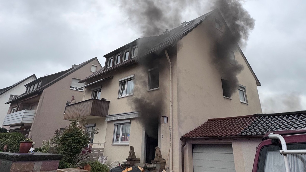 Stuttgart, BW: Feuerwehr rettet Bewohner und Katze aus verrauchtem Haus